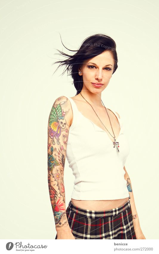 tattoo Frau Mensch Tattoo tätowiert Tätowierer Porträt Jugendliche Junge Frau Europäer Freisteller isoliert weiß Hintergrundbild feminin 13-18 Jahre Arme Hand