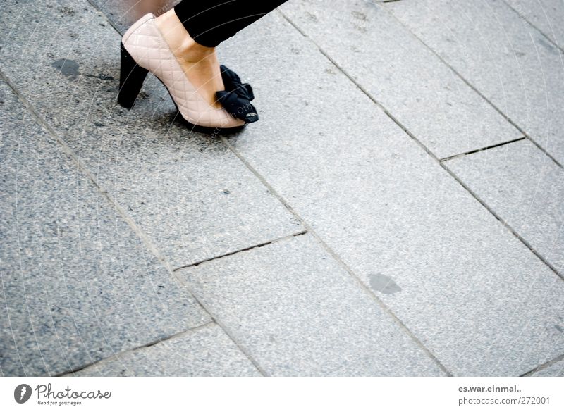 milano chic feminin Fuß Mode Arbeitsbekleidung Schuhe Schleife laufen Erotik schick Aussehen Image Dame Damenmode gehen Damenschuhe Schuhabsatz Farbfoto
