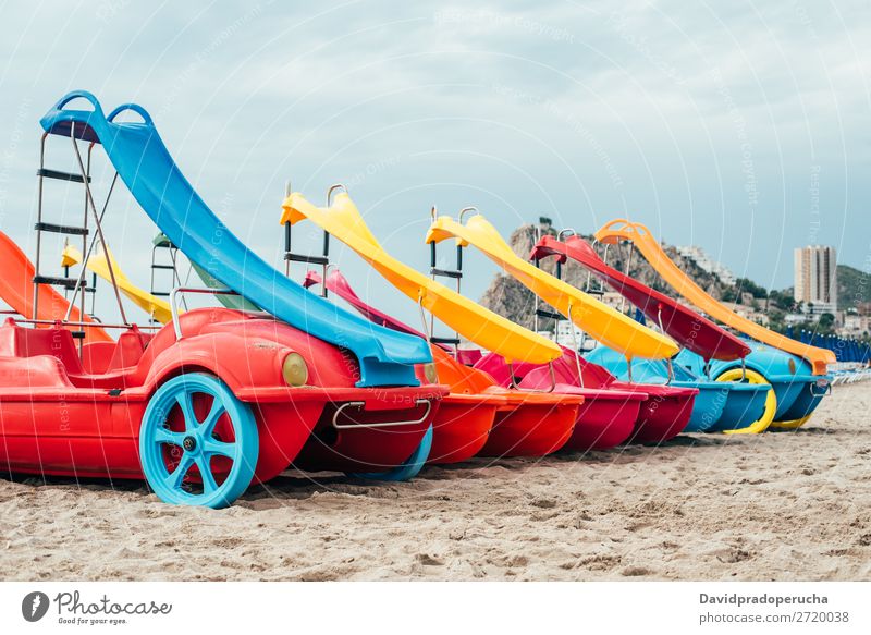 bunte Pedale auf dem Strandsand Tretboot Sommer Wasserfahrzeug mehrfarbig Paddel Ferien & Urlaub & Reisen Katamaran rot Hintergrundbild weiß gelb Außenaufnahme