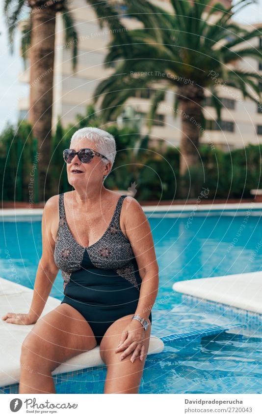 Ältere alte Frau graue Haare am Schwimmbad sitzend Ferien & Urlaub & Reisen Senior Freizeit & Hobby Wellness Kaukasier natürlich Glück genießen Erholung