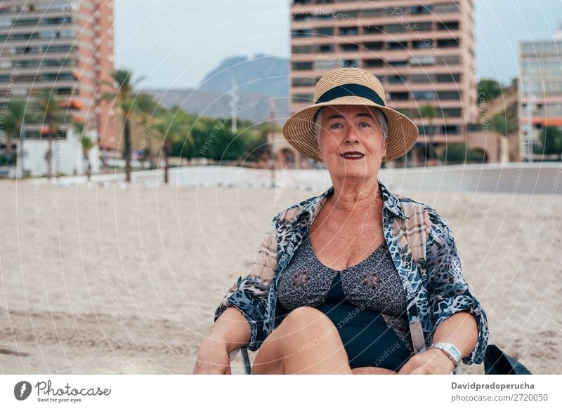 Ältere Frau am Strand mit Strohhut Ferien & Urlaub & Reisen alt Senior Freizeit & Hobby Kaukasier natürlich Glück graue Haare genießen Erholung Textfreiraum