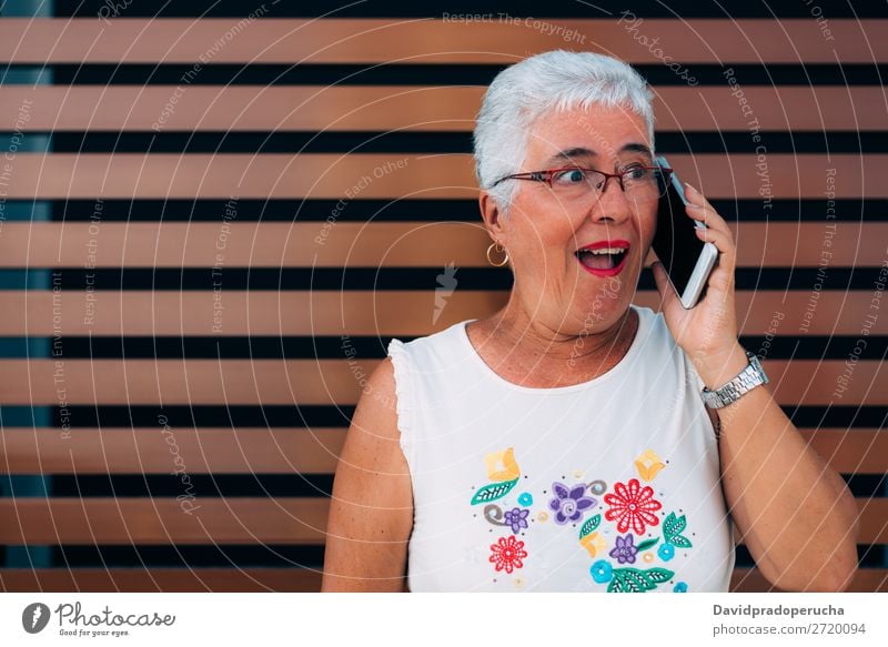 Glückliche ältere Frau auf dem Handy graue Haare alt PDA Technik & Technologie Porträt Beautyfotografie Mitteilung heiter in den Ruhestand getreten Mensch