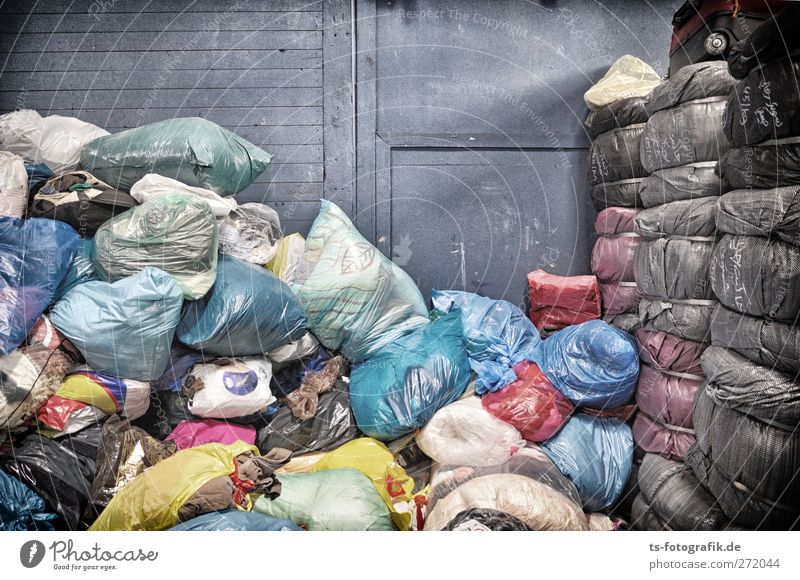 Säcke für Afrika Menschenleer Lagerhalle Mauer Wand Bekleidung Kleidersammlung Altkleidersammlung Altkleidersack Verpackung Sack Bündel Müllsack Müllkippe