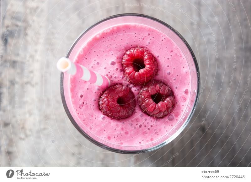 Himbeer-Smoothie im Glas auf Holztisch, Draufsicht Himbeeren Milchshake Getränk trinken Lebensmittel Gesunde Ernährung Foodfotografie Vegane Ernährung