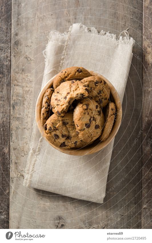 Schokoladenplätzchen auf Holztisch. Schoko-Chip-Cookies Plätzchen Konfekt backen braun Jeton Zucker süß Bonbon Dessert Lebensmittel Gesunde Ernährung