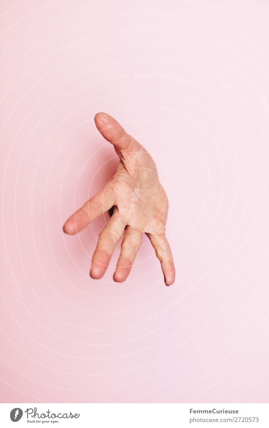 Outstretched hand of a woman feminin 1 Mensch Kommunizieren verstecken Wachsamkeit ausgestreckt spreizen Hand rosa anonym verdeckt Farbfoto Studioaufnahme
