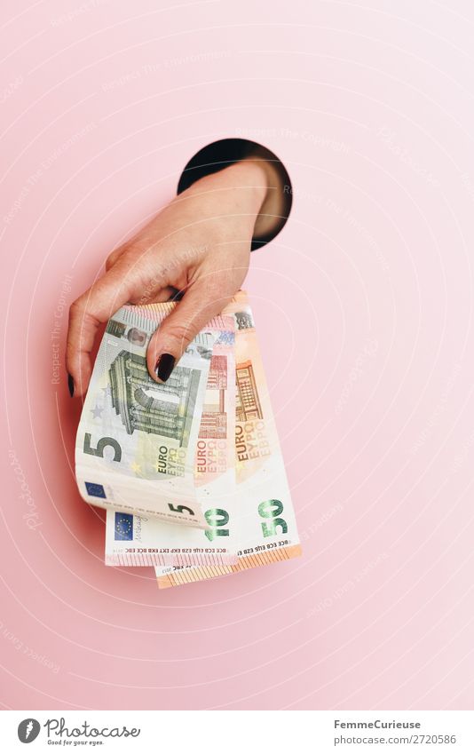 A woman's hand holding banknotes feminin 1 Mensch Geld rosa 50 10 Euro Euroschein Kapitalwirtschaft Loch Kreis Hand ausgeschnitten Finger Geldgeschenk Farbfoto