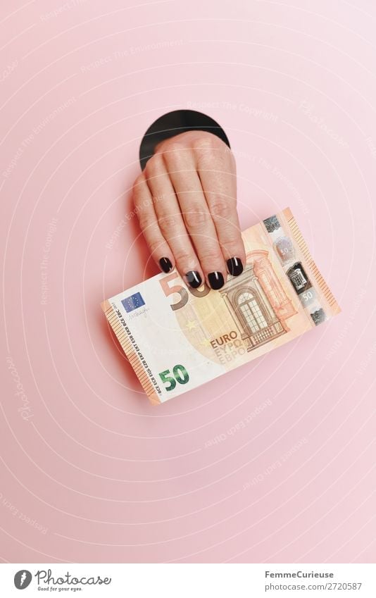 Hand of a woman holding a 50 Euro note feminin 1 Mensch Kapitalwirtschaft Euroschein € Geld Geldscheine finanziell Aktien rosa festhalten Kreis Finger Nagellack
