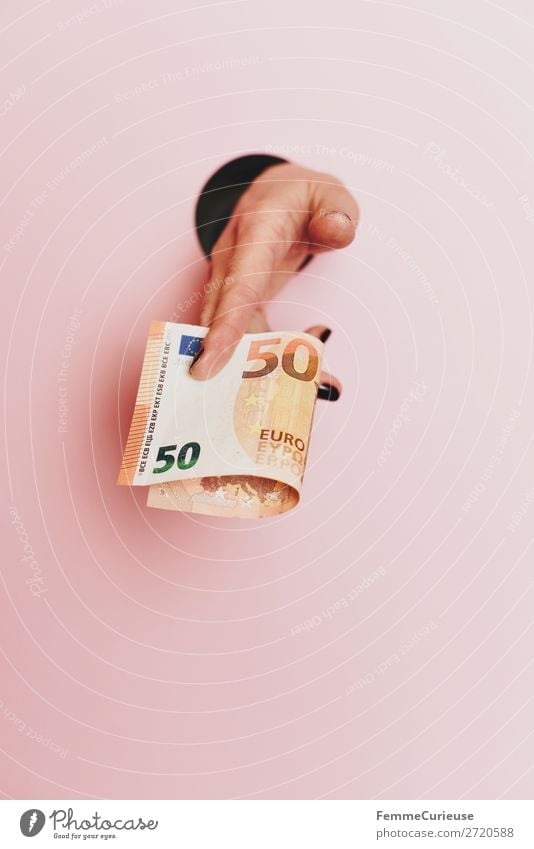 Hand of a woman holding a 50 Euro note feminin 1 Mensch Fitness € Finger festhalten finanziell Kapitalwirtschaft Geldscheine geben Kreis ausgeschnitten rosa