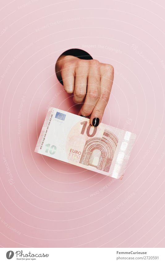 Hand of a woman holding a 10 Euro note feminin Mensch Kapitalwirtschaft € Geld Geldscheine bezahlen sparen rosa festhalten finanziell Zahlungsmittel Farbfoto