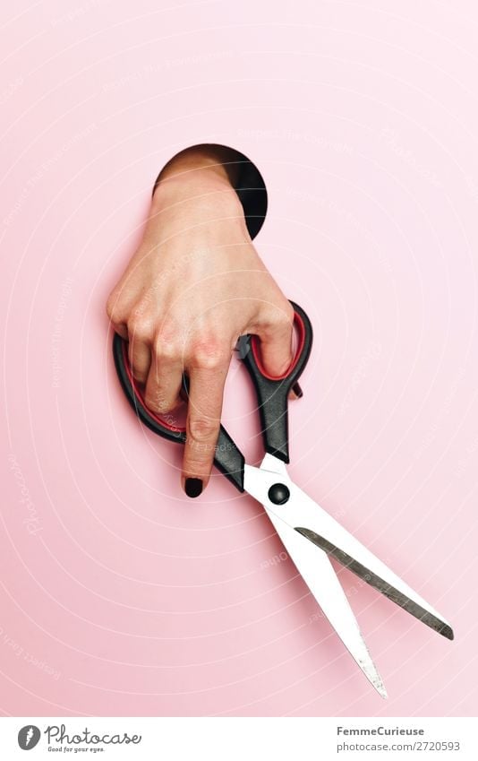 A woman's hand holding scissors feminin 1 Mensch Schreibwaren Papier Kreativität Schere schneiden ausschneiden Basteln Hand rosa Kreis ausgeschnitten Schnitt
