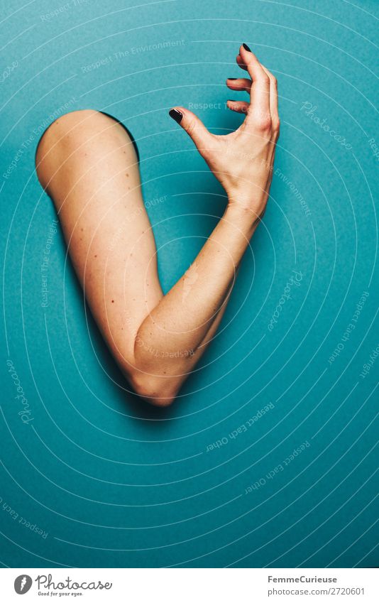 Upper arm of a woman feminin 1 Mensch Kommunizieren gestikulieren Ausdruck sprechen Arme Hand Finger türkis Kreis Loch Farbfoto Studioaufnahme