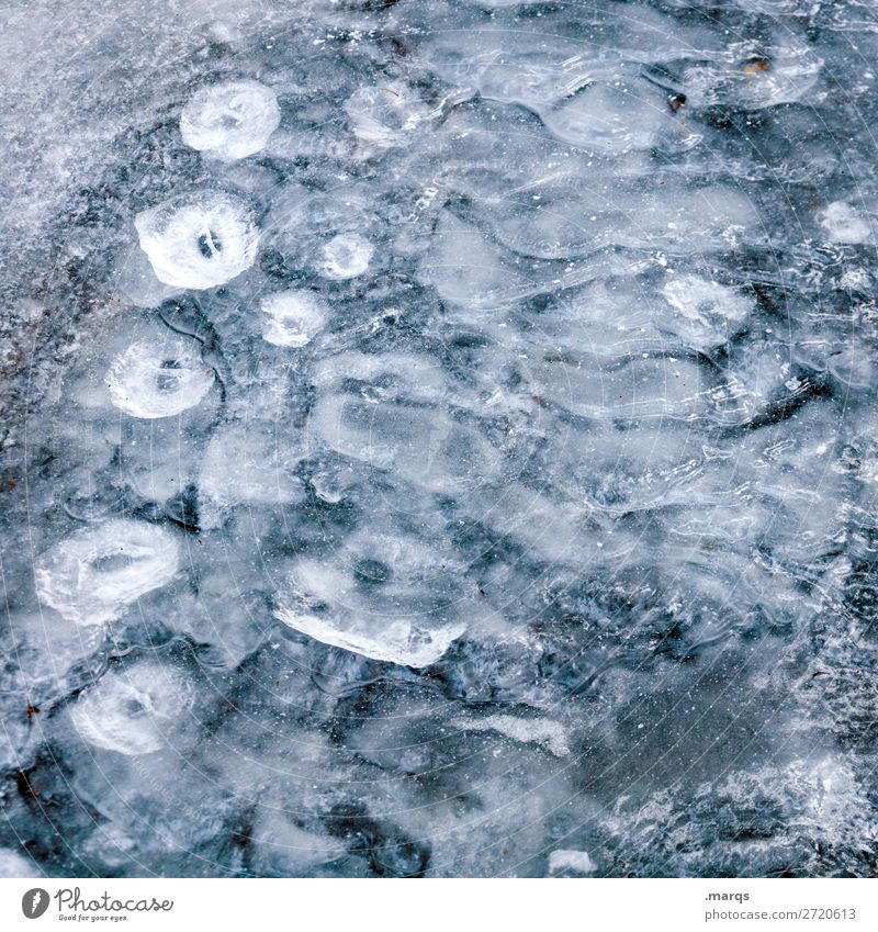 Eisglatt Natur Urelemente Winter Frost einfach kalt blau Glätte Luftblase Farbfoto Außenaufnahme Nahaufnahme Strukturen & Formen Menschenleer Textfreiraum links