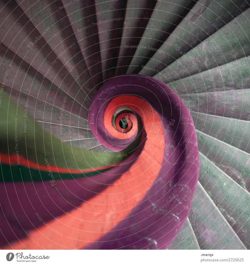 Wendeltreppe Treppe rund grau grün violett orange Farbe Perspektive aufsteigen Abstieg alt Farbfoto Innenaufnahme Menschenleer Textfreiraum links