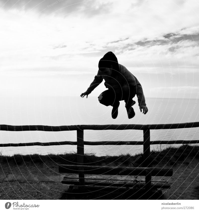 Hiddensee | Tribute to Kalle Jump Spielen Jugendliche 1 Mensch Himmel Wolken Küste springen dunkel sportlich Kraft Parkbank Meer Schwarzweißfoto Außenaufnahme