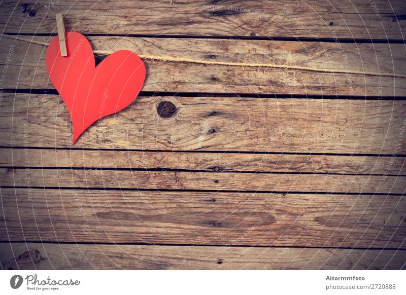 Vintage-Herz Glück Valentinstag Hochzeit Seil Papier Holz alt hängen Liebe retro rot Leidenschaft Romantik Wäscheleine Wäscheklammern Hintergrund Postkarte