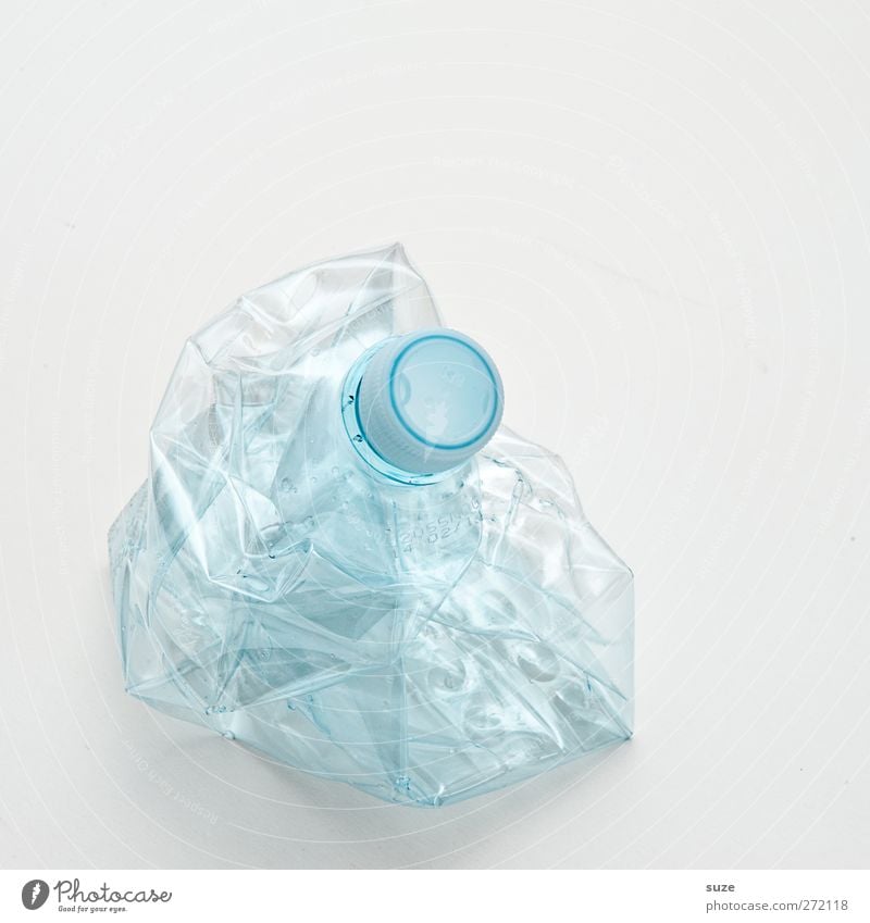 Noch so ne Flasche Umwelt Verpackung Kunststoffverpackung hell kaputt Sauberkeit Durst Umweltschutz Recycling Pfandflasche hell-blau Klarheit Müll