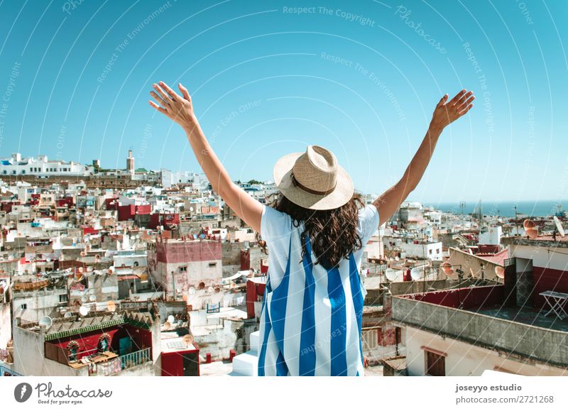 Tourist im Urlaub in Marokko. Lifestyle Freude schön Ferien & Urlaub & Reisen Ausflug Abenteuer Freiheit Sommer Haus Arme Landschaft Himmel Küste Stadt Skyline