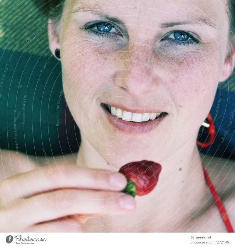 Sommertag Lebensmittel Frucht Picknick Mensch feminin Junge Frau Jugendliche Erwachsene Haut Kopf Haare & Frisuren Gesicht Auge Ohr Nase Mund Lippen Zähne 1
