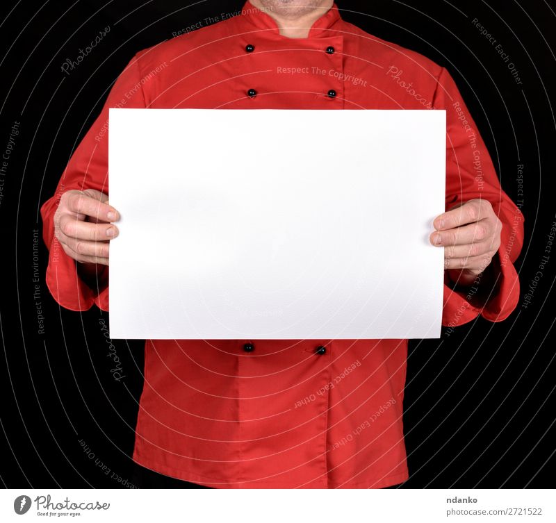 Koch in roter Uniform, der ein leeres weißes Laken hält. Design Business Mensch Mann Erwachsene Hand Finger Papier schreiben schwarz blanko Quadrat Attrappe