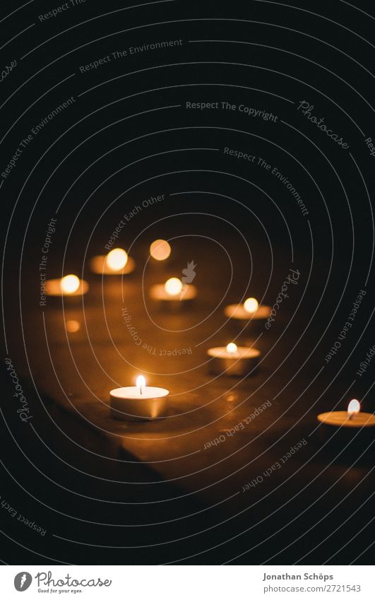 Teelichter als Zeichen des Gedenkens ästhetisch ruhig Denken nachdenklich Religion & Glaube Gebet Licht Kerze Kerzenschein Spiritualität Vertrauen Hoffnung