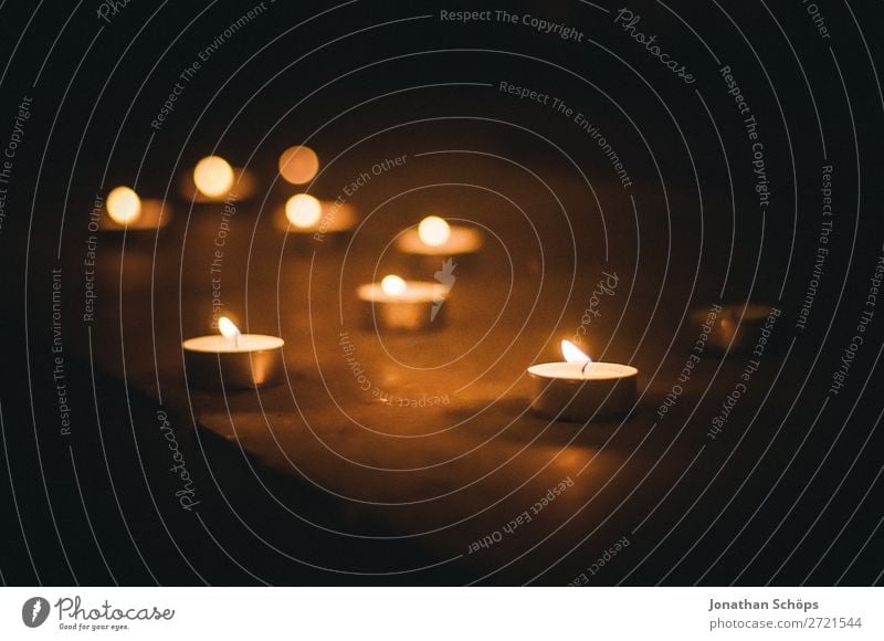 Teelichter als Zeichen des Gedenkens ruhig Kirche Kerze Denken ästhetisch Vertrauen Hoffnung Trauer Tod Gesellschaft (Soziologie) Religion & Glaube nachdenklich