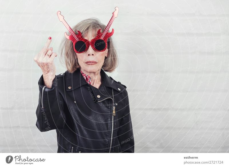Porträt einer älteren Frau mit Sonnenbrille, die mit dem Finger beleidigt Lifestyle Musik Feste & Feiern Ruhestand Mensch feminin Weiblicher Senior Großmutter 1