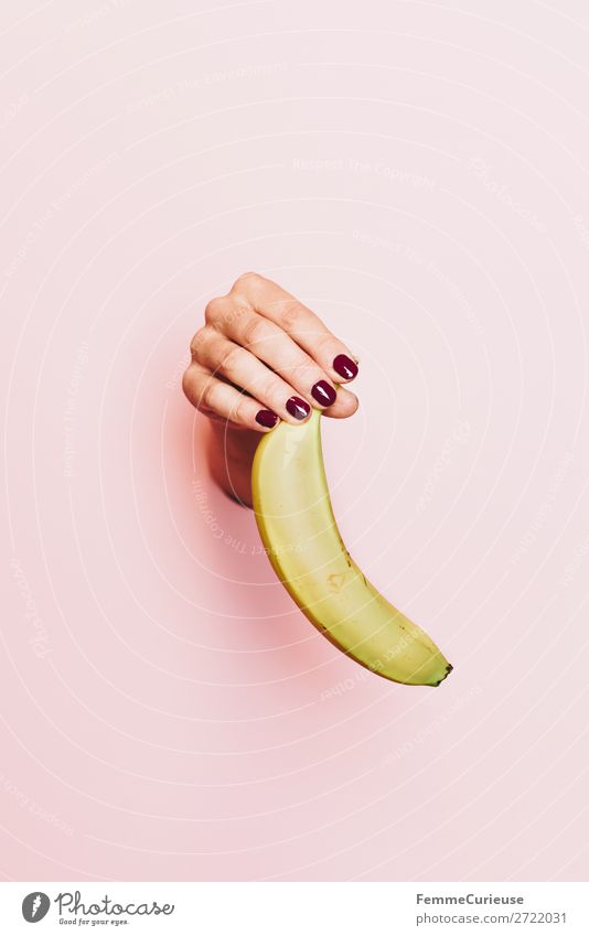 Hand of a woman holding a banana Lebensmittel Frühstück Büffet Brunch Picknick Bioprodukte Vegetarische Ernährung Diät feminin 1 Mensch Gesundheit Banane Frucht