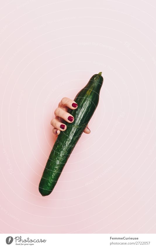 Hand of a woman holding a cucumber Ernährung Frühstück Abendessen Picknick Bioprodukte Vegetarische Ernährung Diät feminin 1 Mensch Gesundheit Gurke grün rosa