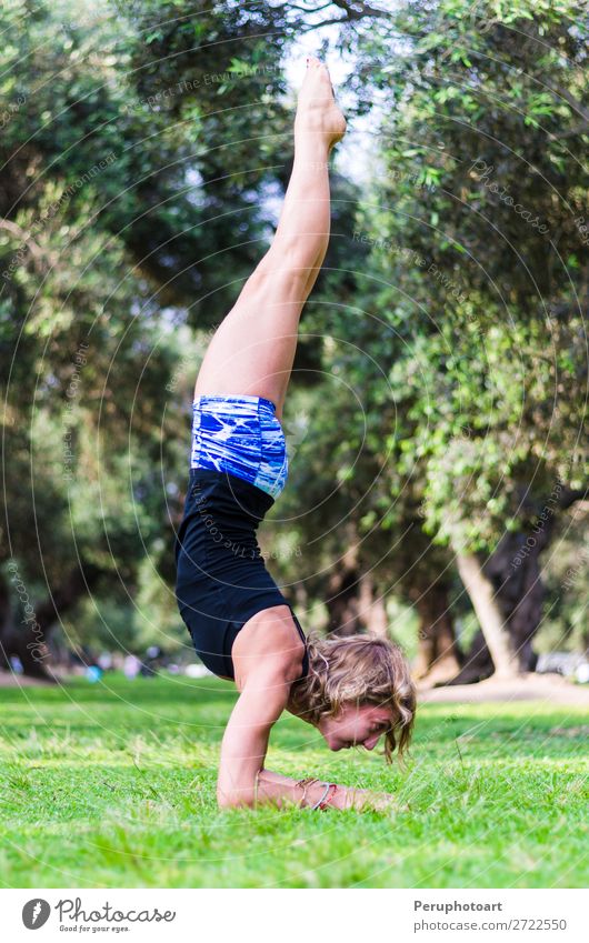 Junges Mädchen steht auf dem Kopf und macht Yoga im Park. Lifestyle schön Körper Erholung Meditation Sommer Sport Mensch Frau Erwachsene Natur Herbst Fitness