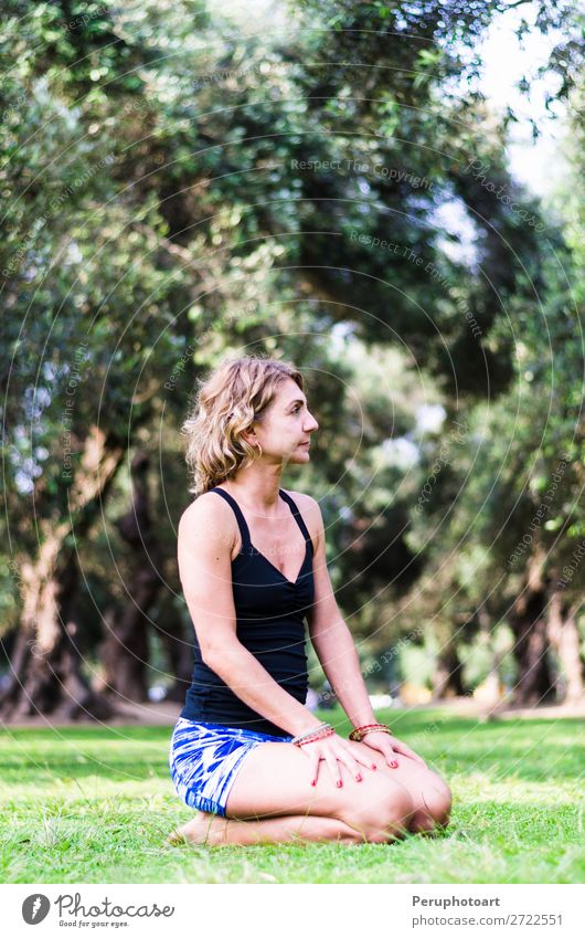 Yoga im Park, Outdoor mit Effektlicht, Yoga-Frau. Lifestyle schön Körper Wellness Erholung Meditation Sommer Mensch Erwachsene Natur Gras Fitness sitzen grün