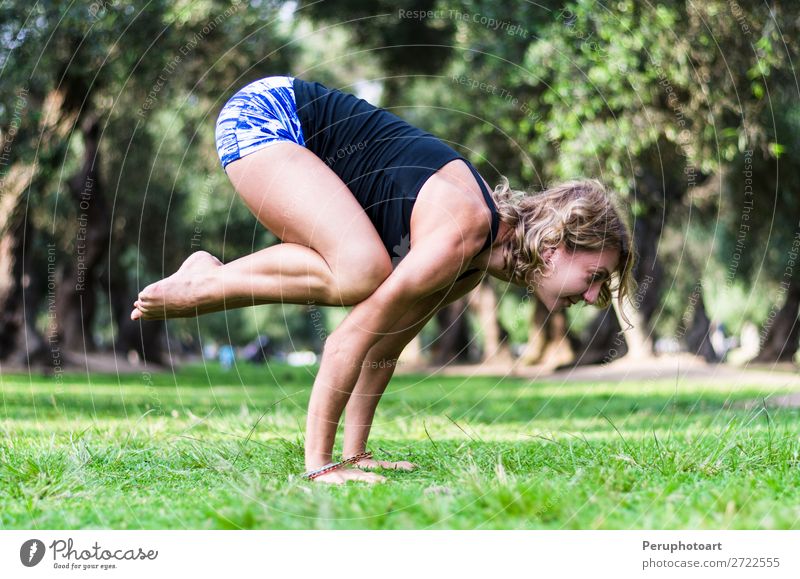 Junge Frau beim Bakasana-Übungskran posieren Yoga Lifestyle schön Körper Erholung Meditation Sommer Sport Mensch Erwachsene Natur Gras Park alt Fitness Energie