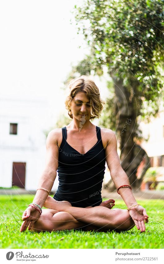Meditierende und praktizierende Frau Yoga, Padmasana. Lifestyle schön Körper Wellness Leben harmonisch Erholung Meditation Erwachsene Natur Park Fitness sitzen