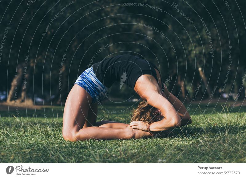 Frau, die sich in der Kapotasana-Yoga-Pose unter der Morgensonne ausstreckt. Lifestyle Sommer Sport feminin Erwachsene Flussufer Taube Fitness sportlich dünn