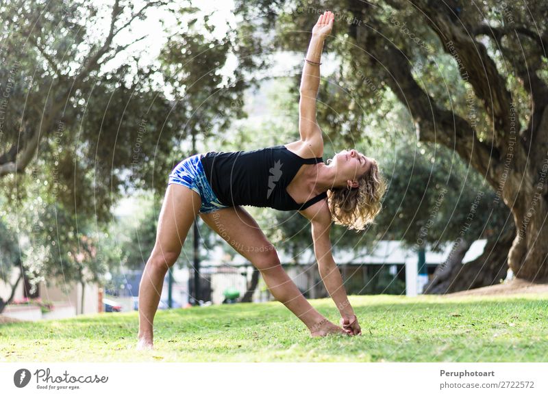 schöne Frau beim Yoga im Freien im Park Körperpflege Alternativmedizin Winter Silvester u. Neujahr Sport Erwachsene Natur Herbst Fitness Aktion Kaukasier