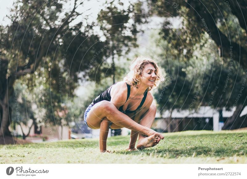 Lächelnde kaukasische Frau beim Yoga Schulterdrücken pos. Lifestyle schön Körper Gesundheitswesen harmonisch Erholung ruhig Meditation Sommer Sport Mensch