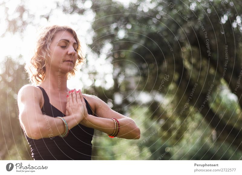 Schöne junge Frau meditiert in Yoga-Asana Padmasana - Lotus-Pose auf dem Holzdeck im Herbst Park. Lifestyle Wellness Leben Erholung Meditation Mensch Erwachsene
