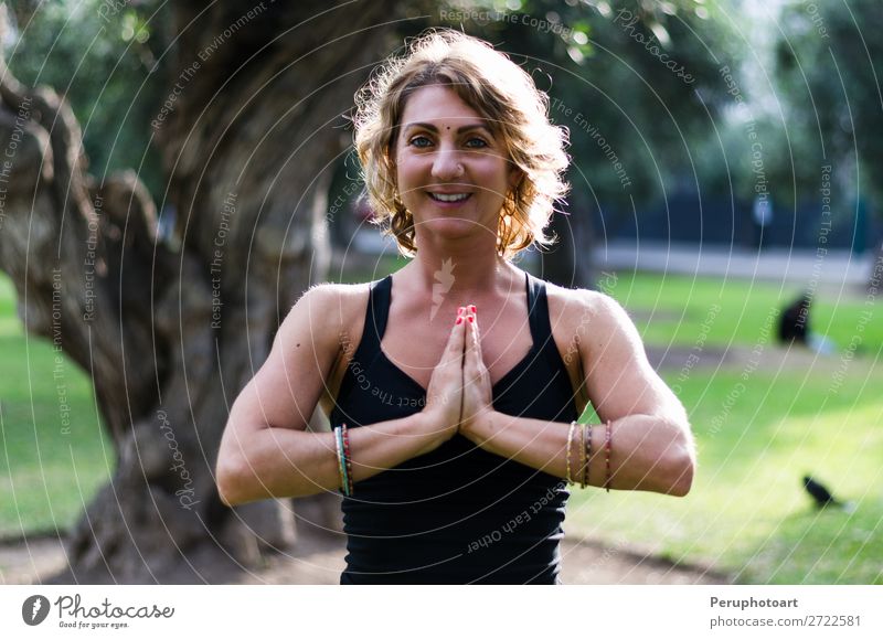 Junge Frau meditiert in der Yoga-Asana Padmasana - Lotus-Pose Lifestyle Wellness Leben Erholung Meditation Mensch Erwachsene Natur Herbst Blatt Park Holz sitzen