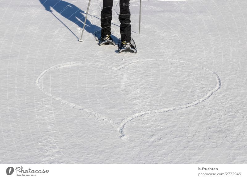 Herz im Schnee, Schneeschuhwandern Leben Sport Wintersport Beine 1 Mensch Zeichen Liebe Freiheit Freizeit & Hobby Lebensfreude Leidenschaft herzförmig zeichnen