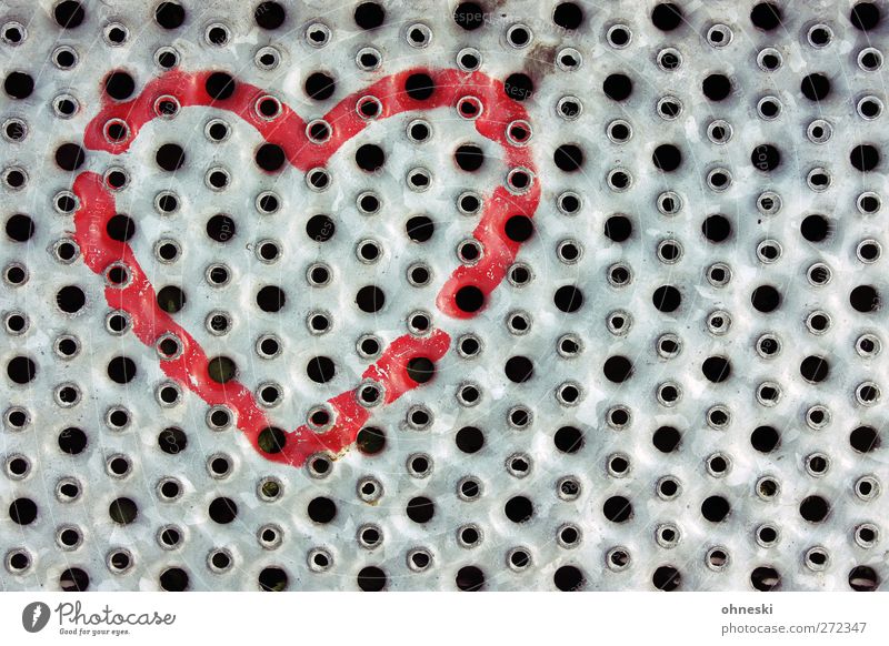 Herzlich Metall Stahl Zeichen Graffiti Loch rot Glück Liebe Verlobung Geburtstag Farbfoto Außenaufnahme Muster Strukturen & Formen Textfreiraum rechts