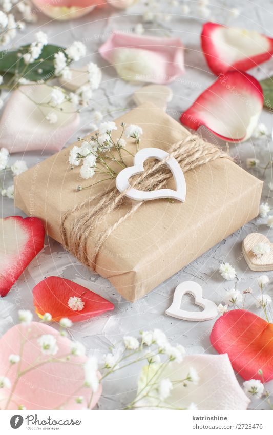 Geschenkboxen mit Blumen und Herzen schön Dekoration & Verzierung Valentinstag Hochzeit Handwerk Frau Erwachsene Blüte Holz klein grau weiß Gypsophila neutral