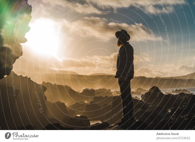 Tourist, der an sonnigen Tagen auf einer Klippe steht. Natur Mann bärtig Hügel Berge u. Gebirge Sonnenuntergang Abend Silhouette Ferien & Urlaub & Reisen