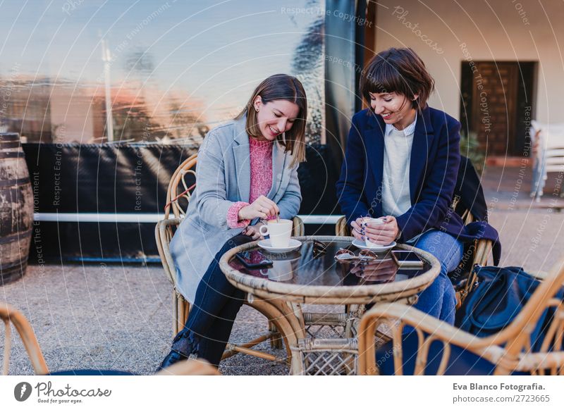 zwei Freunde beim Vergnügen auf der Terrasse Getränk Kaffee Tee Lifestyle elegant Freude Glück schön Freizeit & Hobby Ferien & Urlaub & Reisen Tisch sprechen