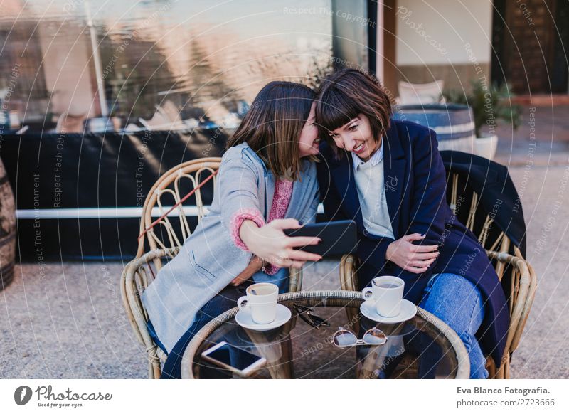 zwei Freunde auf einer Terrasse, die einen Selfie machen. Getränk Kaffee Tee Lifestyle elegant Freude Glück schön Freizeit & Hobby Ferien & Urlaub & Reisen