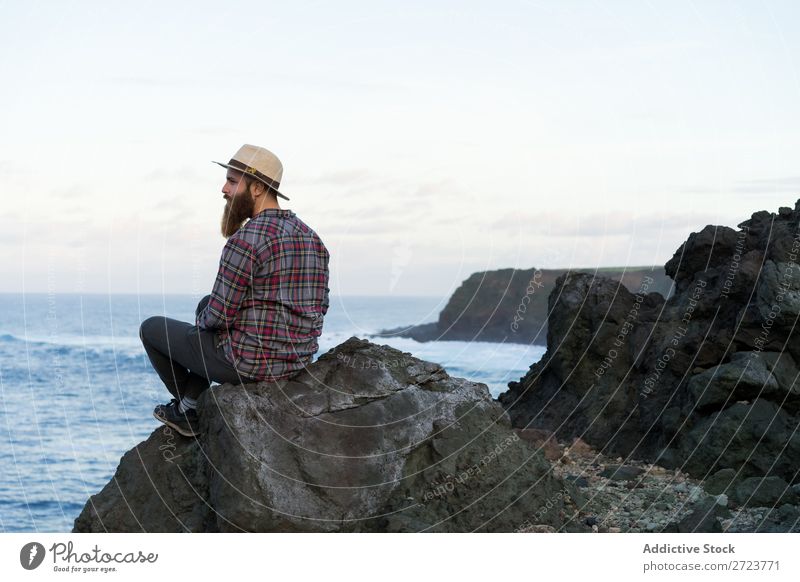Tourist beim Entspannen auf Stein am Meer Natur Mann bärtig Felsen Küste Strand sitzen aussruhen Ferien & Urlaub & Reisen Abenteuer Landschaft Azoren wandern