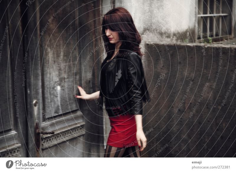 red wine feminin Jugendliche 1 Mensch 18-30 Jahre Erwachsene Mode rot schwarz Rock rockig Farbfoto Gedeckte Farben Außenaufnahme Tag Oberkörper Profil