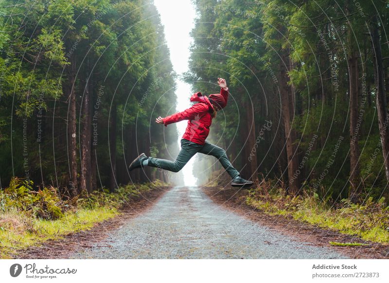 Mann, der auf der Straße im Wald springt. Tourist Natur bärtig springen rot Jacke Wege & Pfade grün Ferien & Urlaub & Reisen Abenteuer Landschaft Azoren wandern
