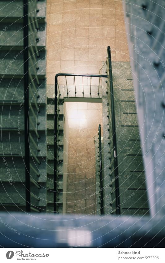 Stufig Haus Hochhaus Bauwerk Gebäude Architektur Treppe kalt hoch Treppengeländer Flur Fliesen u. Kacheln Krankenhaus laufen außer Atem Etage Farbfoto