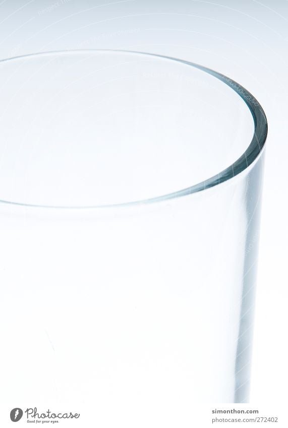 Glas Getränk Trinkwasser sparsam trinken leer Durst Armut halbvoll Farbfoto