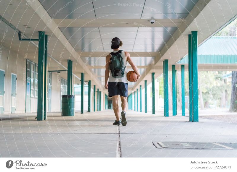 Mann mit Ball geht nach draußen Sportler Spieler Erholung Basketball laufen fertig Sommer Lifestyle Spielen Straße modern Aktion Stadt Motivation Außenaufnahme